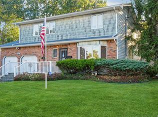 5 Brooktree Cir, Lindenhurst, NY 11757