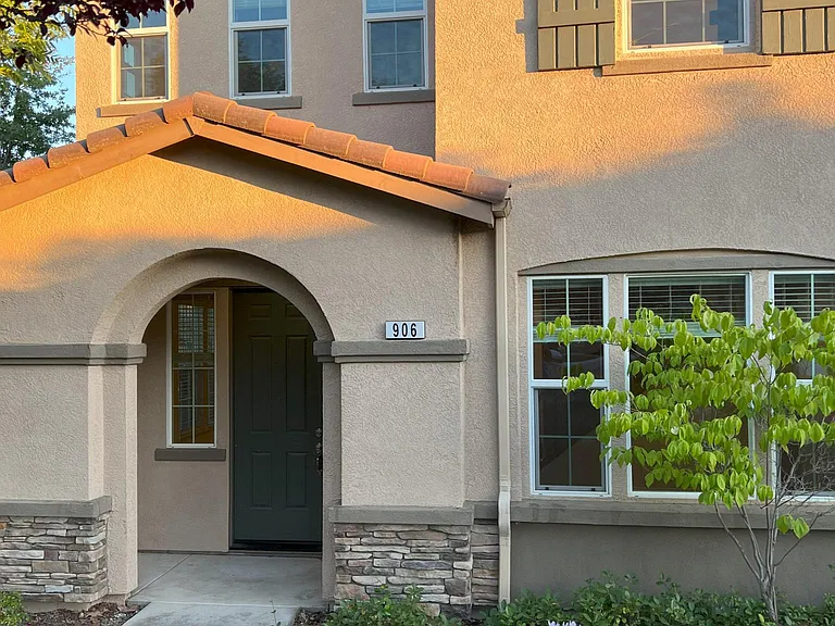 906 Bullion Ln — Photo 1