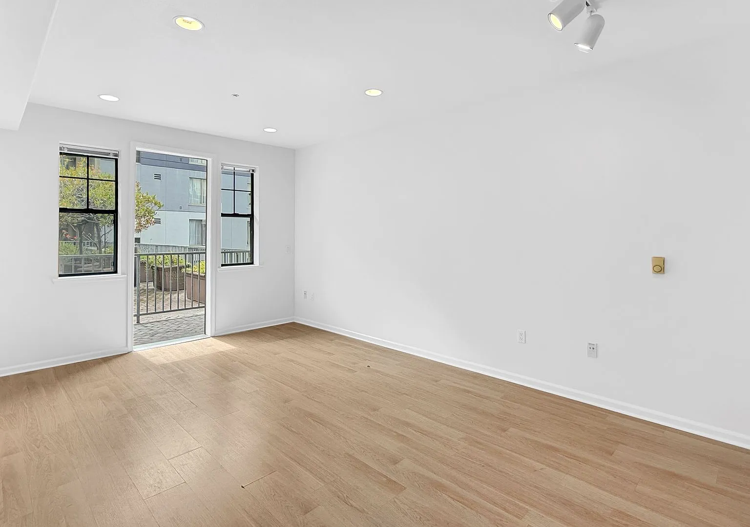Lovely Renovated and Sunny 1-Bedroom in the Heart of Chinatown! — Photo 4