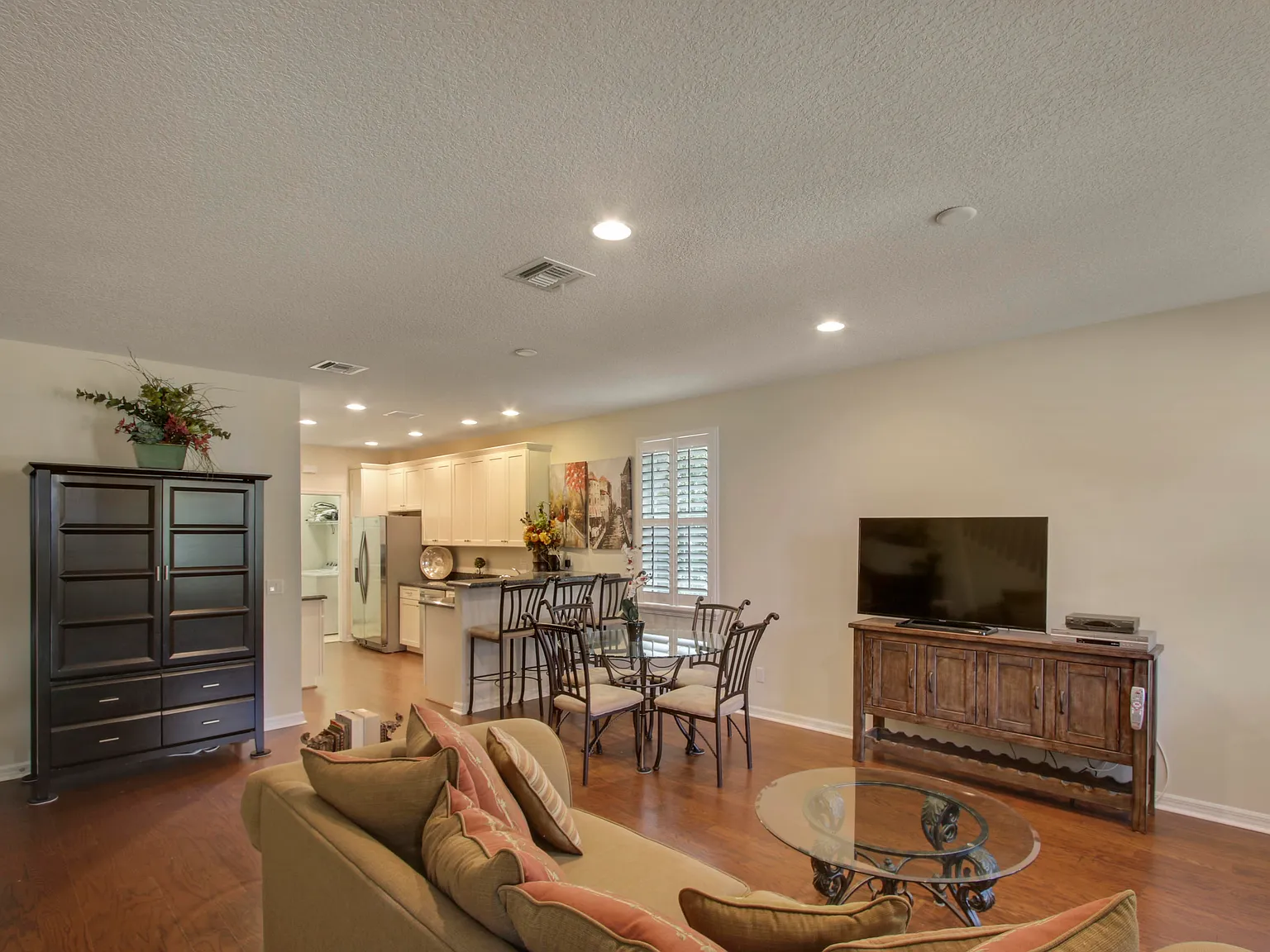 3 bed, 2.5 bath, 1601 sqft, $3,400 — Photo 3