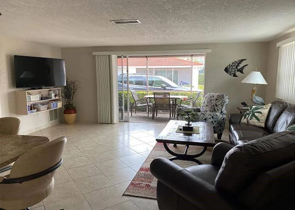 2 bed, 2.0 bath, 1064 sqft, $8,340 — Photo 2