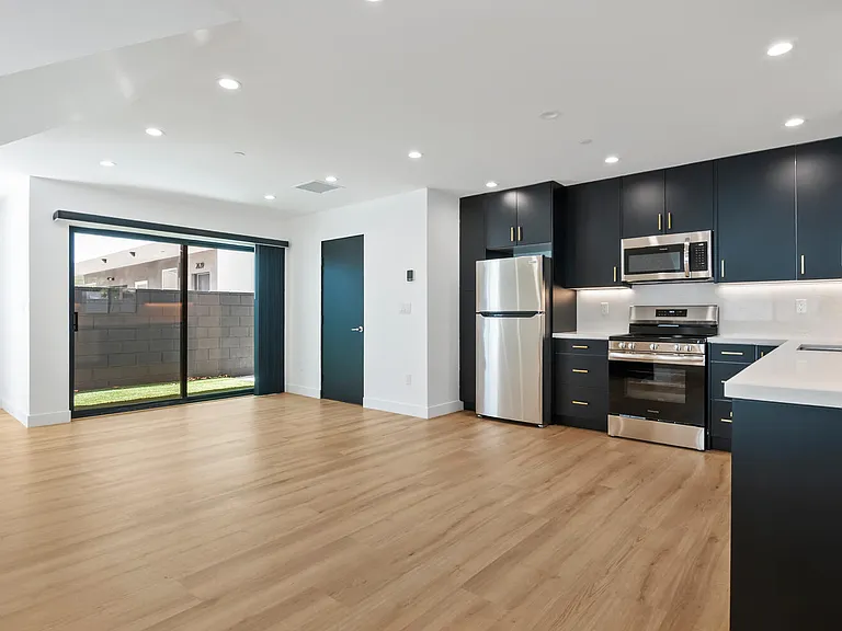 2631 S Cochran Ave — Photo 5