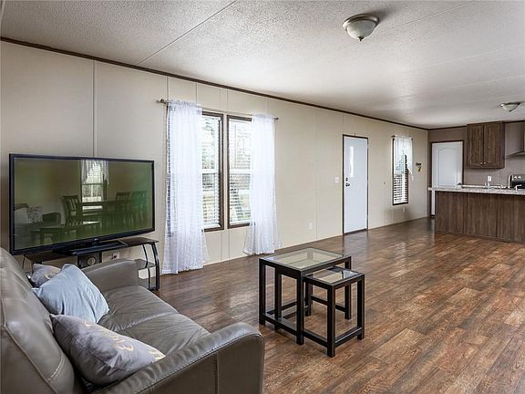 3rd image of 110 Lago Vista Dr