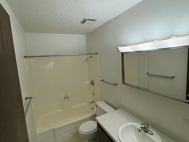 BK-North Hill Apartment — Photo 14