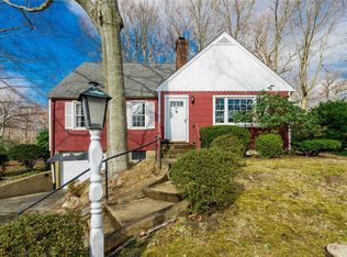38 Huron St, Glen Head, NY 11545