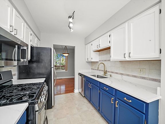 5th image of 218 E Forest Knoll Dr