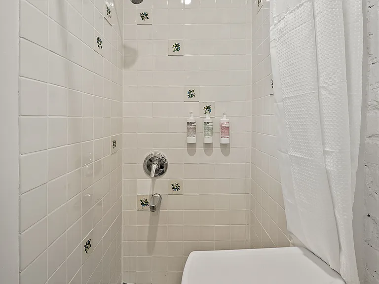 318 W 14th St #4 — Photo 24