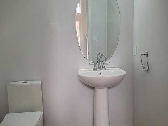 Entrance powder room