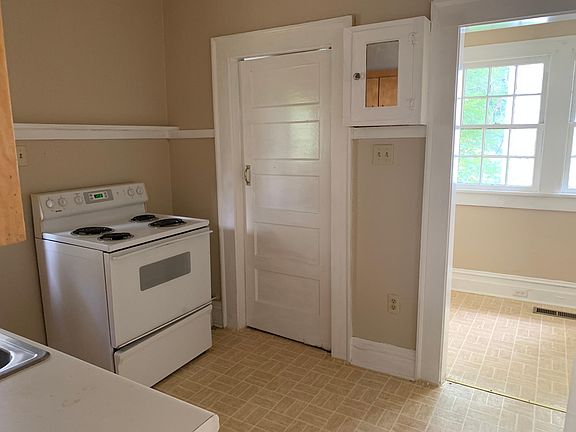 3rd image of 226 Brookwood Ter