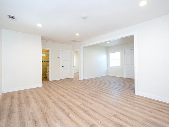 3rd image of 7912 Vineland Ave