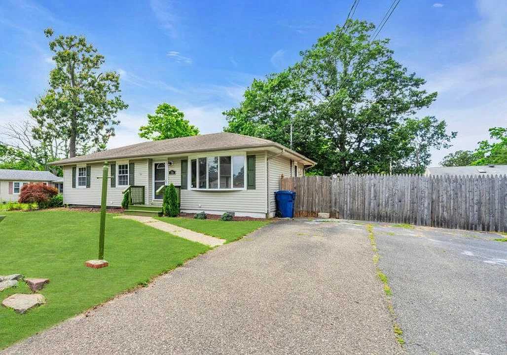 3 bed, $2,700 — Photo 1