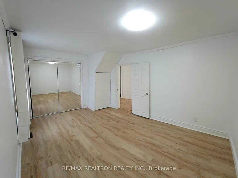 23 Ella St S — Photo 11