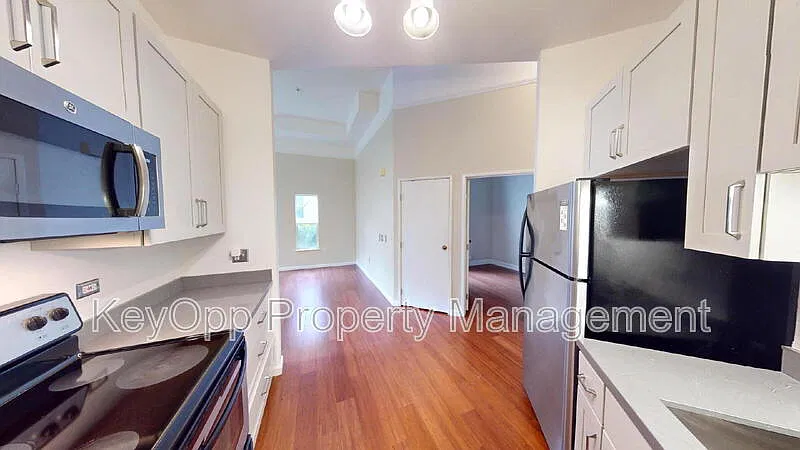 2 bed, 1.0 bath, 963 sqft, $5,150 — Photo 4