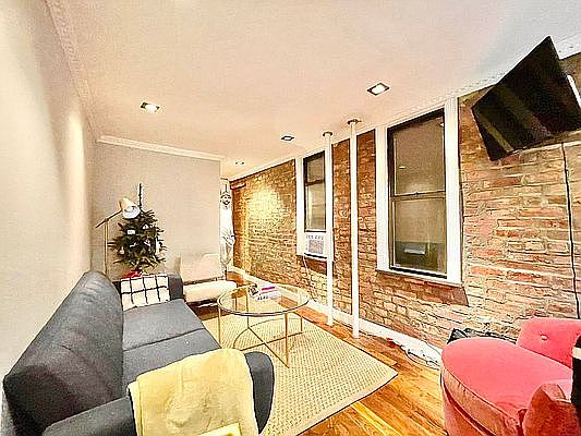 2nd image of 113 Mulberry St APT 4