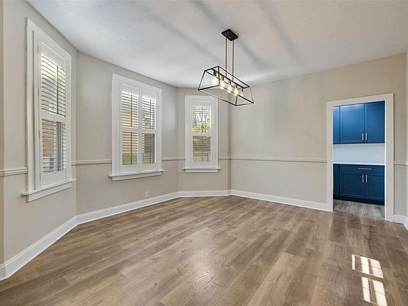 5th image of 2643 Bredell Ave