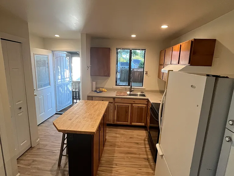 137 Pine Ave — Photo 4