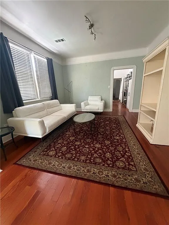 1 bed, 900 sqft, $1,600 — Photo 3
