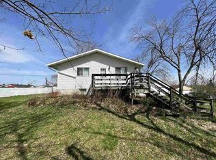 631 Weaver Rd NW, Cedar Rapids, IA 52405