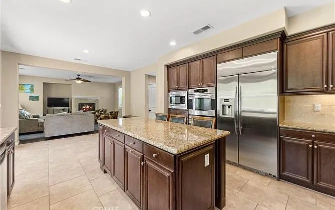 5 bed, 3875 sqft, $6,950 — Photo 4