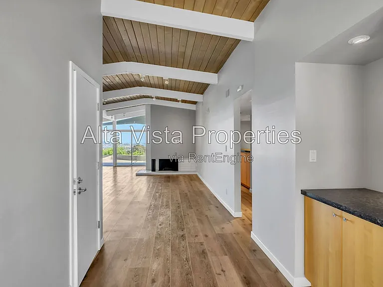 2569 Loring St — Photo 4