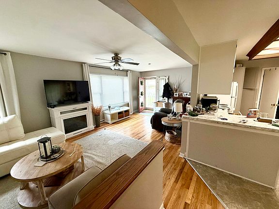 3rd image of 1637 Willard Ct
