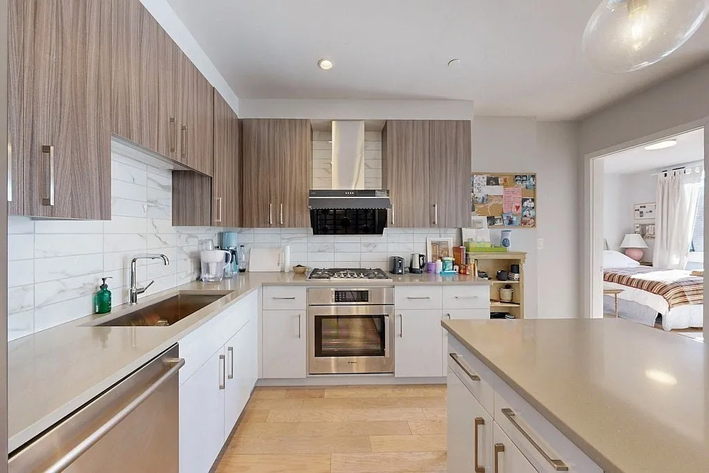 2 bed, 2.0 bath, 900 sqft, $5,980 — Photo 4