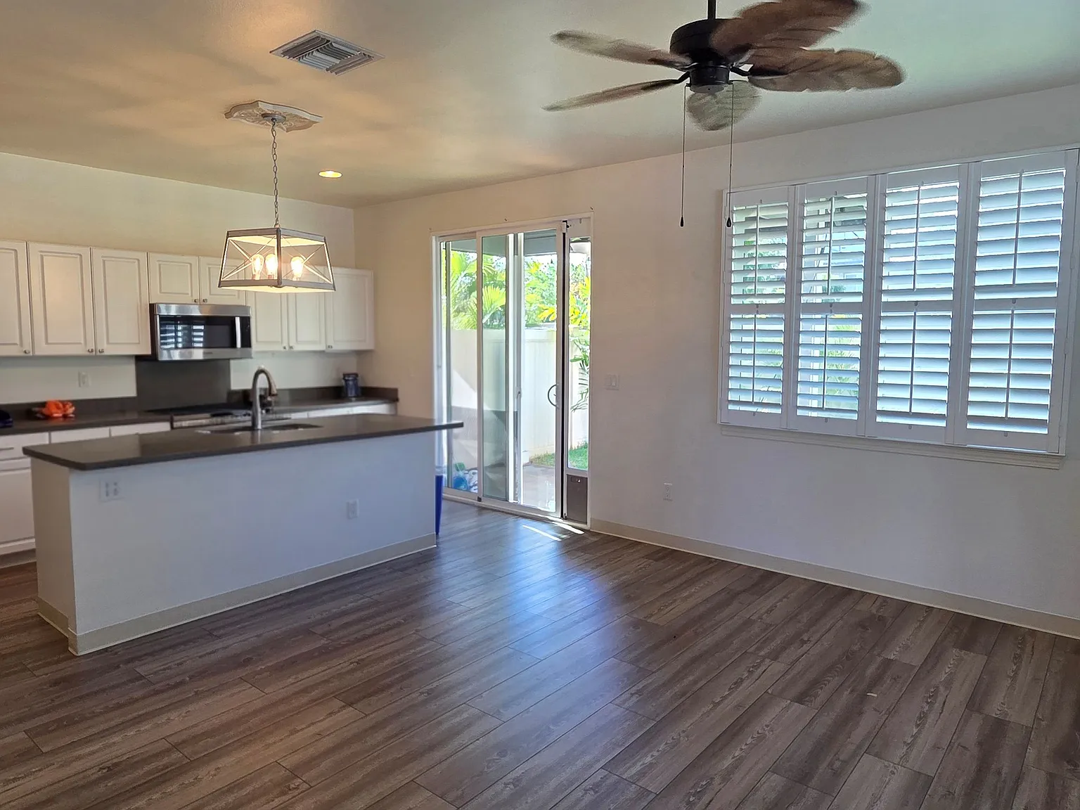 3 bed, 2.5 bath, 1401 sqft, $4,600 — Photo 2
