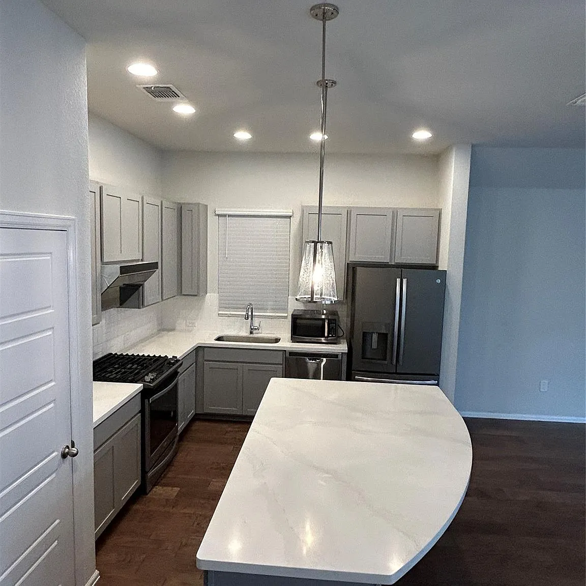 3 bed, 3.5 bath, 2342 sqft, $2,300 — Photo 4