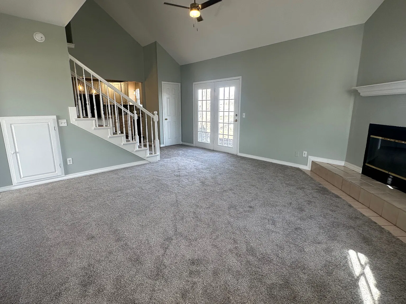 5 bed, 2840 sqft, $2,400 — Photo 3
