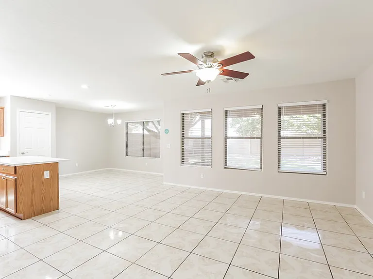 4218 N 92nd Ln — Photo 3