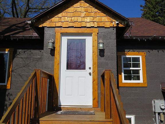 2nd image of 718 Barlow St