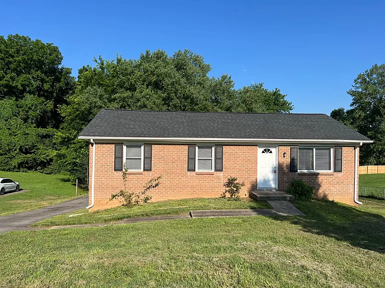1318 Courtney Dr — Photo 2