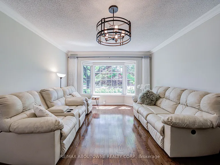 1273 Blackthorn Pl — Photo 9