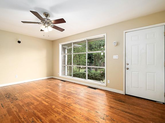 2nd image of 957 Hickory Cir