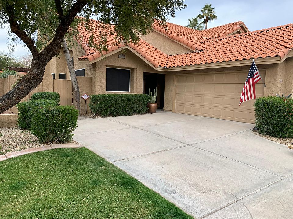 Immaculate home with mature trees and shrubs. HOA maintains the front of the home (HOA fee is included in the lease). Access to a community pool and jaquzzi.