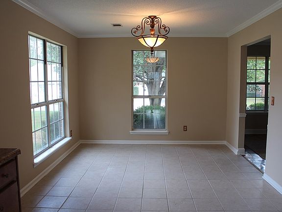 4th image of 445 Amelia Dr E