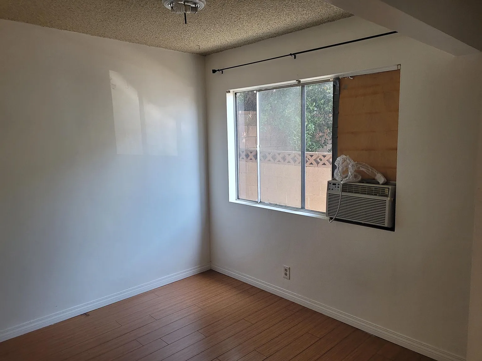 419 E Broadway — Photo 3