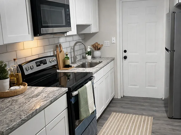 Oak Leaf Apartments — Photo 18
