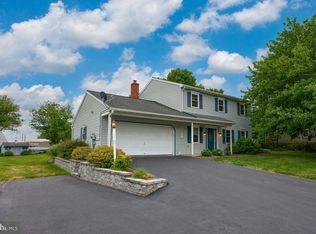 27 Meadowview St, Akron, PA 17501