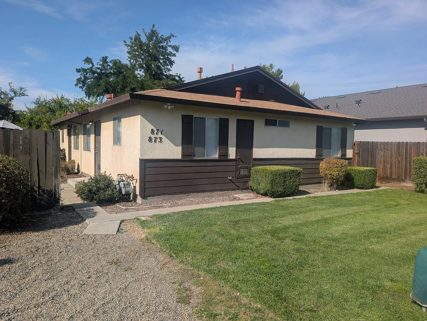 Vermont Apartments — Photo 1