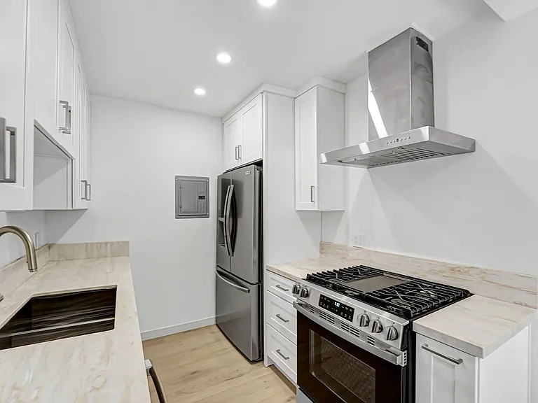 1241 9th St in Santa Monica. Steps to Wilshire Blvd! — Photo 5