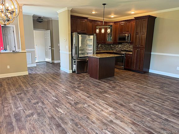 4th image of 202 Iron Forge Lane