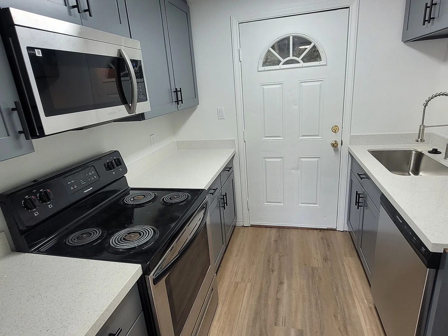 1554 Houston Ave — Photo 2