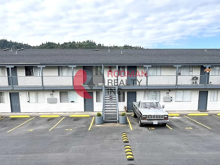 Studio West Apartments — Photo 4