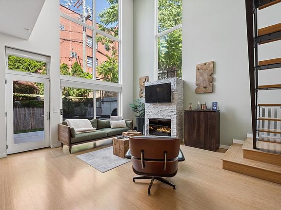 3rd image of 1212 N Hoyne Ave Suite 102