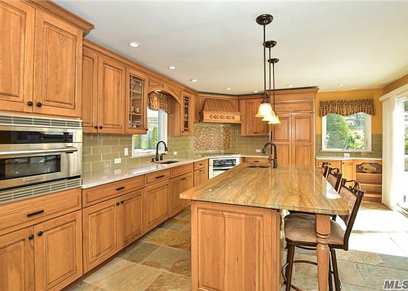 4th image of 42 Old Town Ln