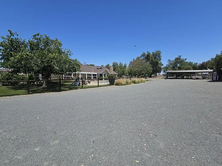 22530 Rolling Meadows Dr — Photo 4