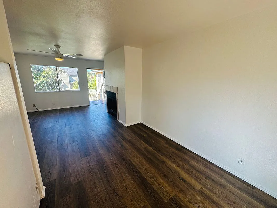 2 bed, 1.0 bath, 879 sqft, $2,300 — Photo 3