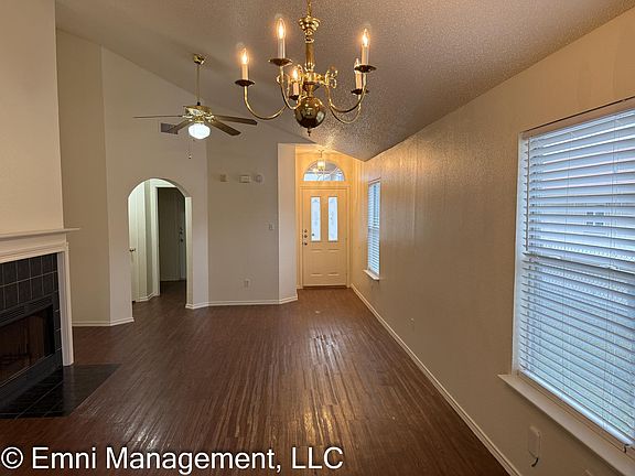 4th image of 2207 Garrett Dr