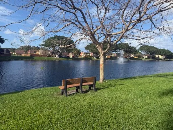 724 Springdale Cir, Palm Springs, FL 33461